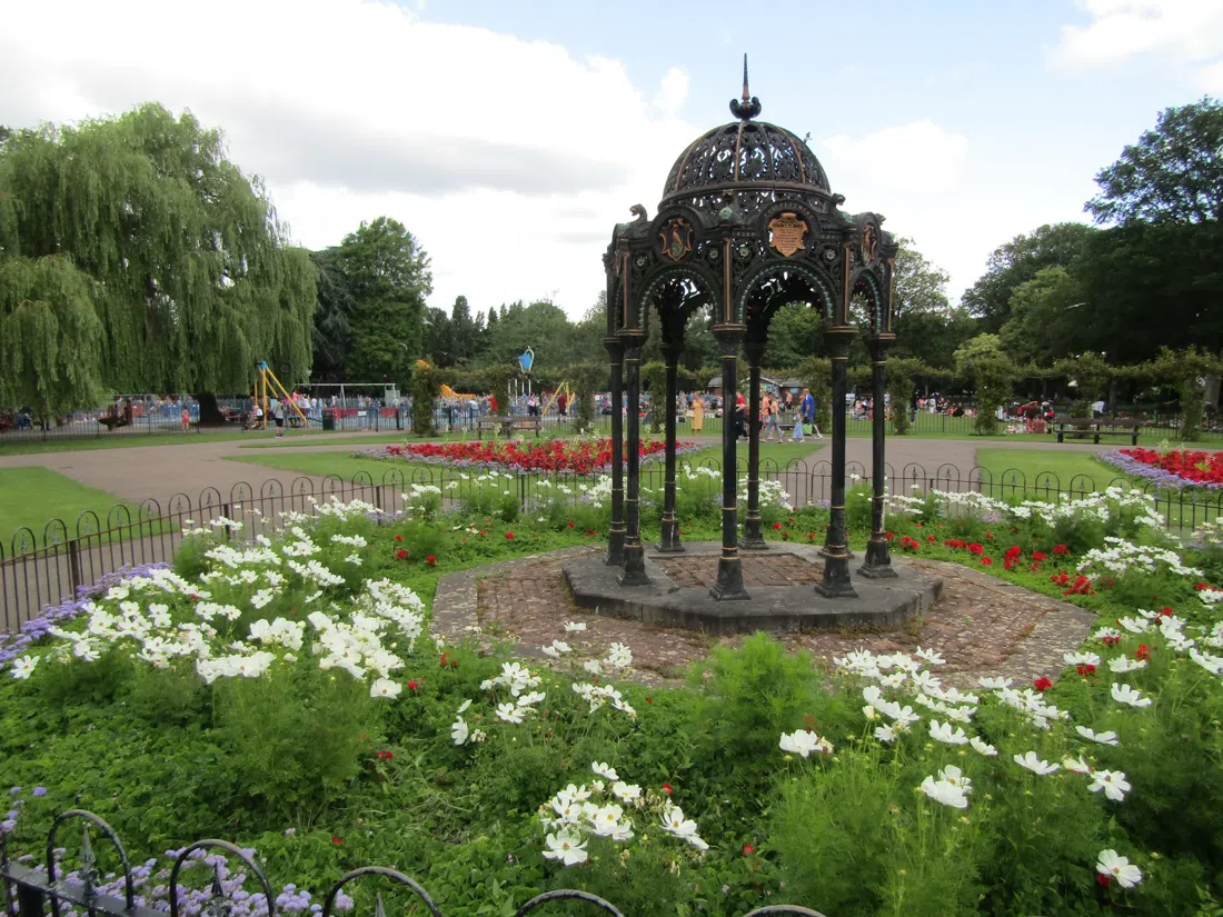 the bronze statue of Billy the seal in Victoria Park, Cardiff