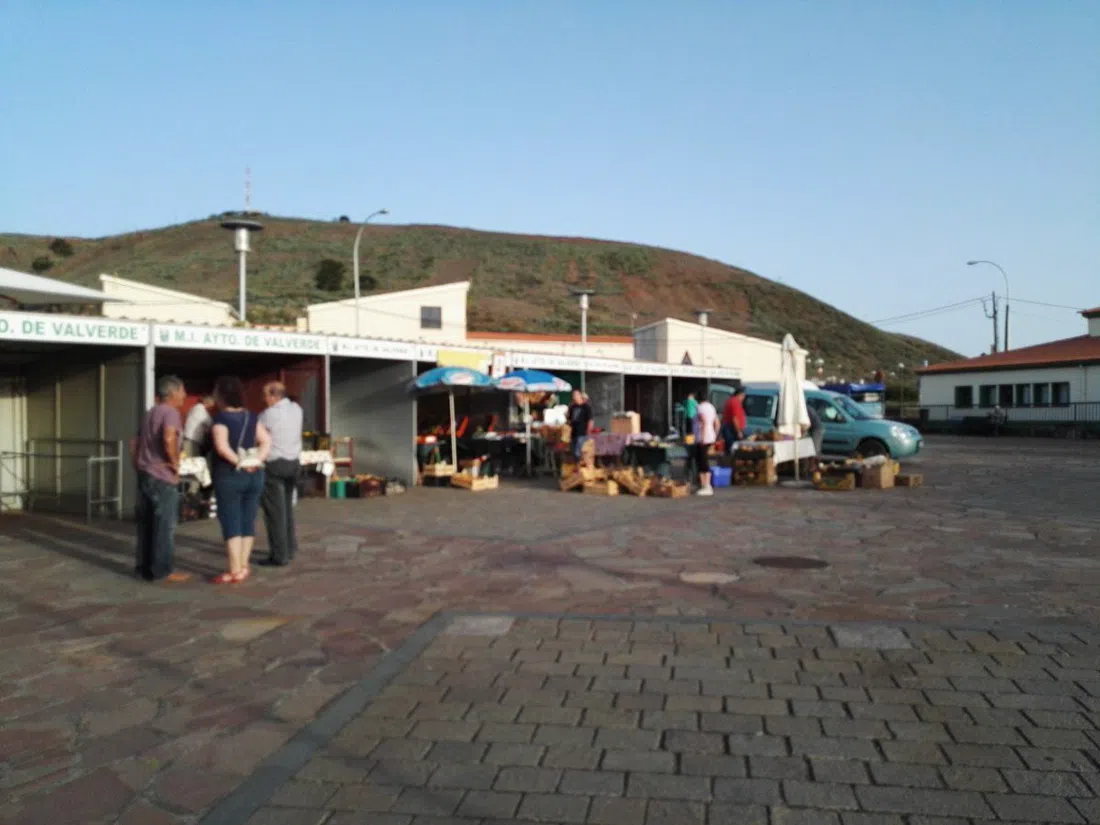 the Saturday market on Calle Pérez Galdós in Valverde