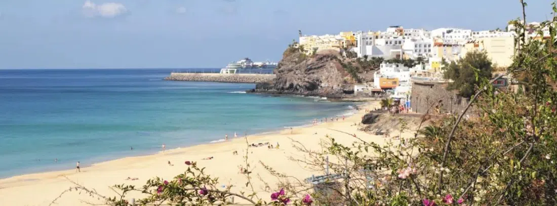 the seafront promenade along Playa del Matorral in Morro Jable, looking towards the lighthouse