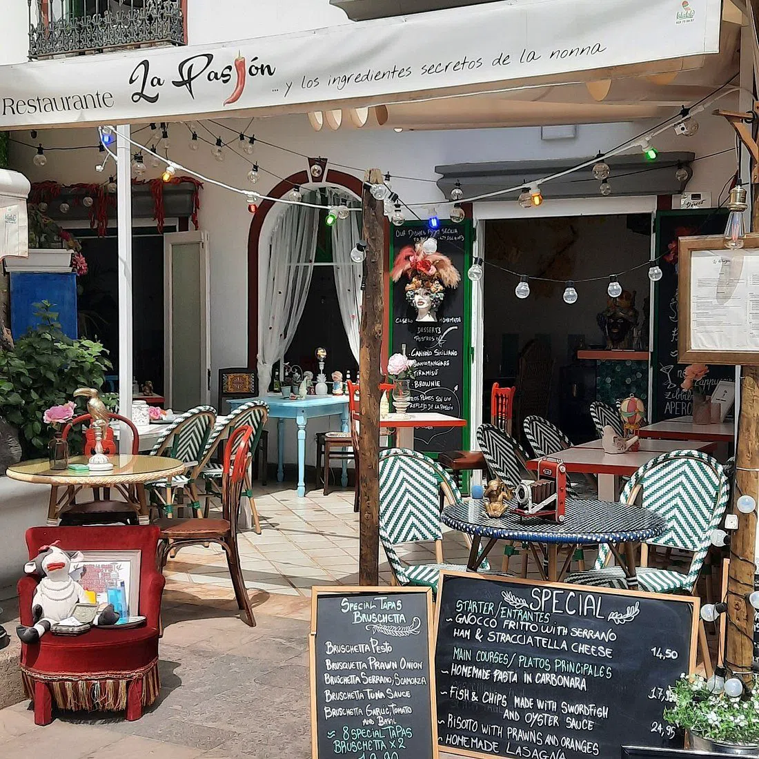 Restaurante La Pasión on the kiosk square in Puerto de Mogán