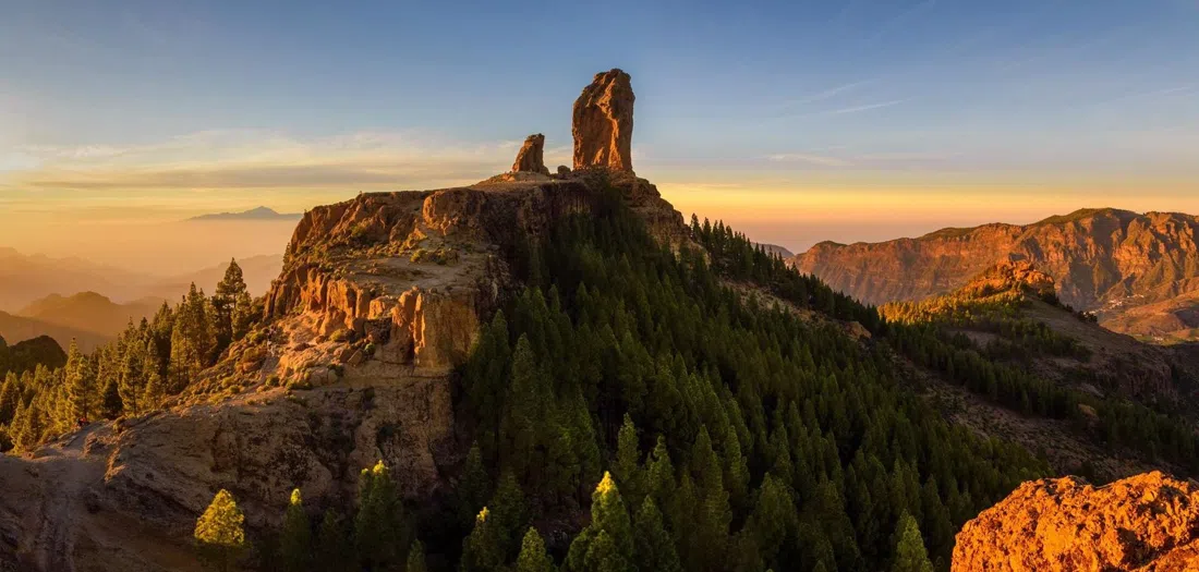the 90-metre basalt monolith of Roque Nublo above the Tejeda caldera
