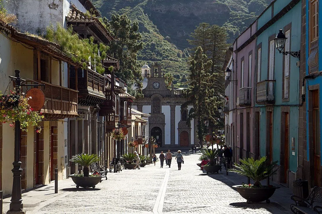 the pedestrianised Calle Real de la Plaza in Teror with its carved wooden balconies