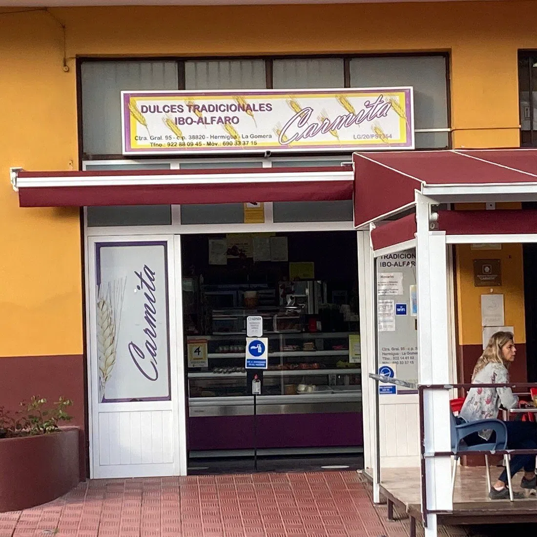 Dulcería Ibo-Alfaro Carmita bakery on the main road in Hermigua