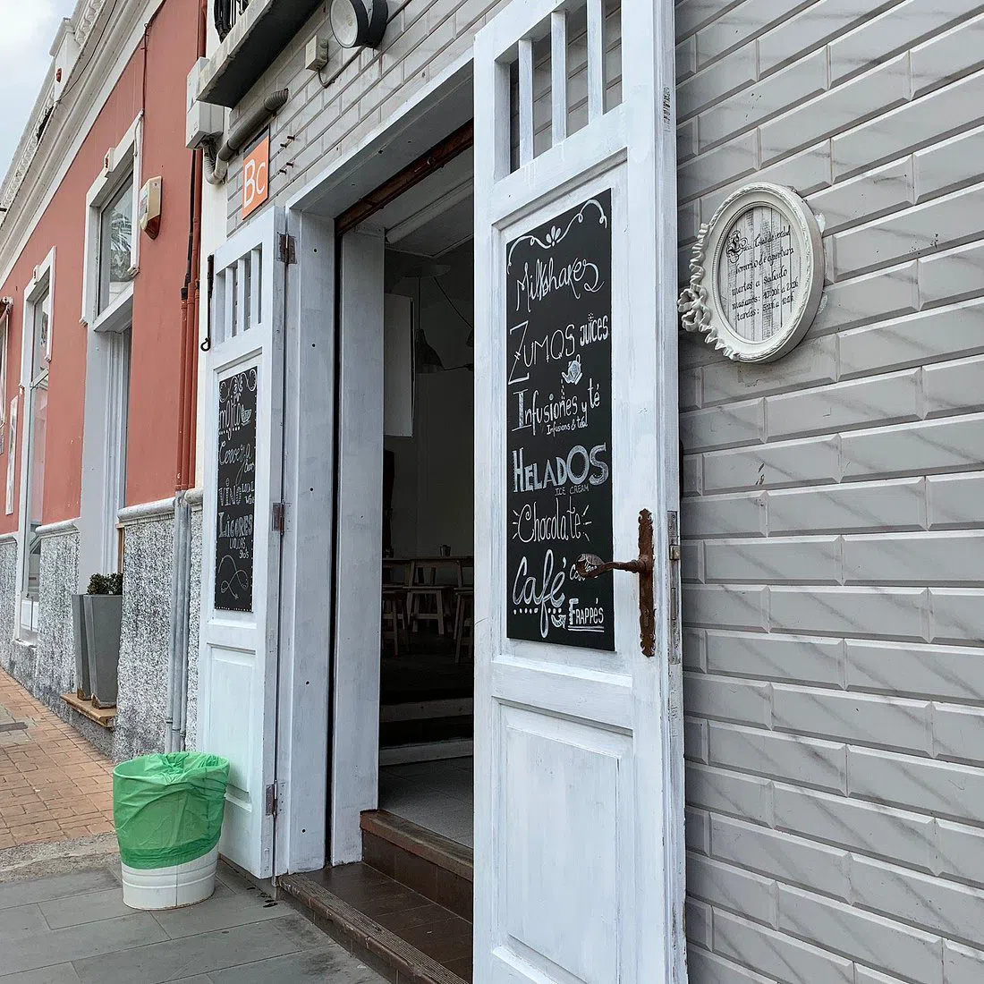 Lucia Cosas de Verdad bakery-café on the Plaza de la Constitución in Vallehermoso