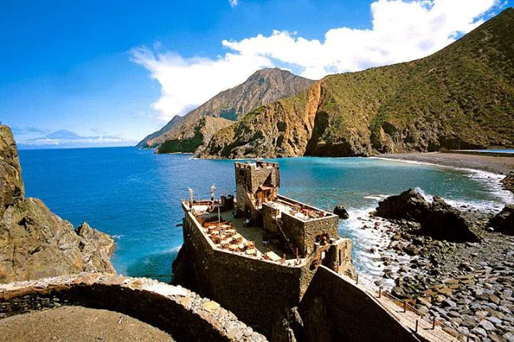 Castillo del Mar, the 1890 banana-loading pier on basalt columns above the beach at Vallehermoso