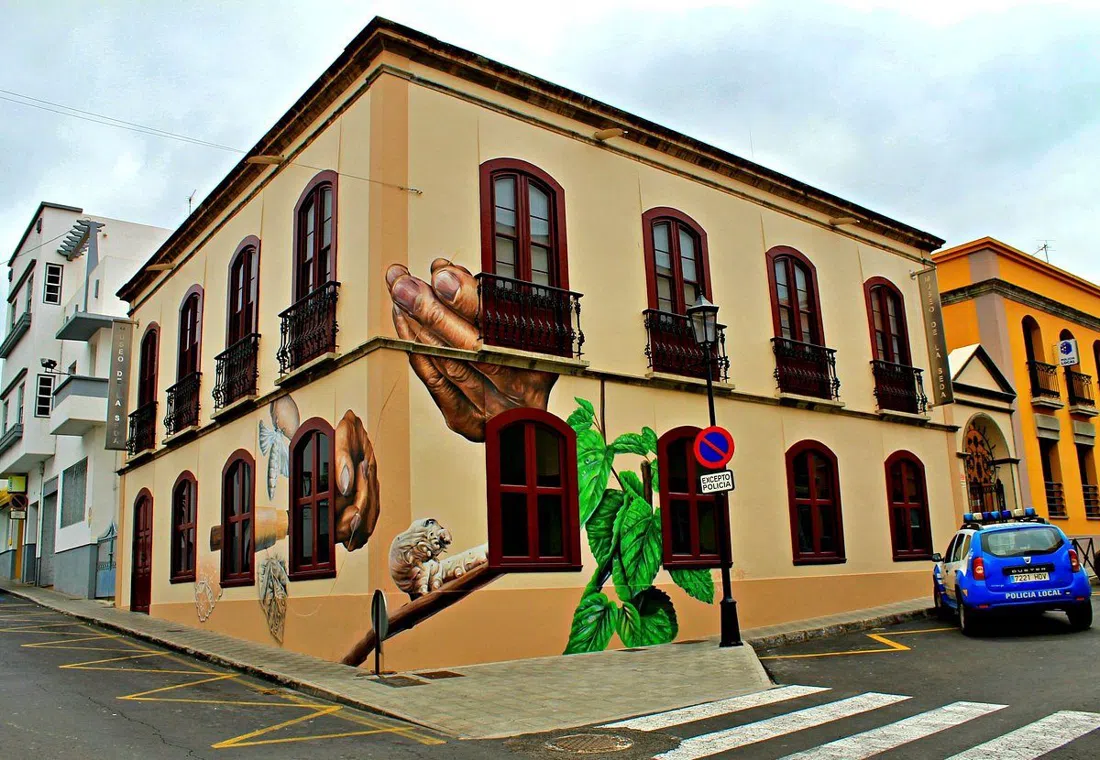 Museo de la Seda Las Hilanderas in El Paso, hand-weaving loom in the silk workshop