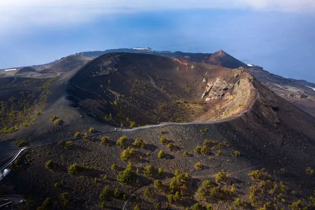 the crater-rim walkway at Volcán de San Antonio