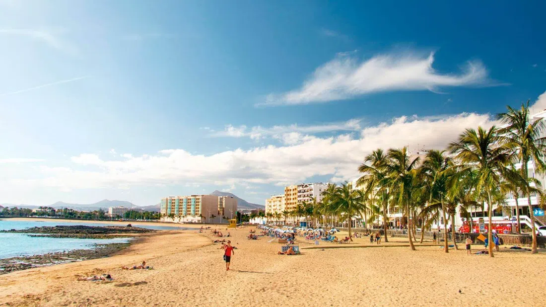 Playa del Reducto beach in Arrecife, 500 metres of white sand