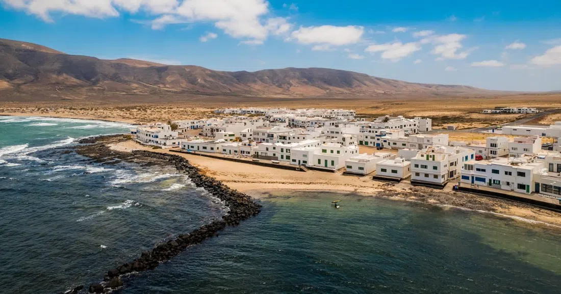Avenida San Borondón, the unpaved main street of Caleta de Famara