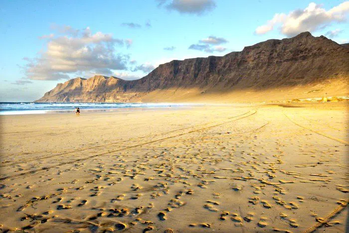 El Risco restaurant in Caleta de Famara with views over the water and the cliff