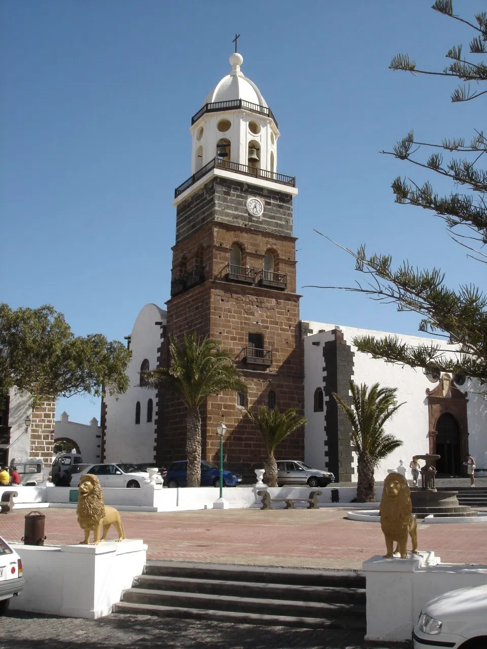 Iglesia de Nuestra Señora de Guadalupe in Teguise, red-brick bell tower above the square