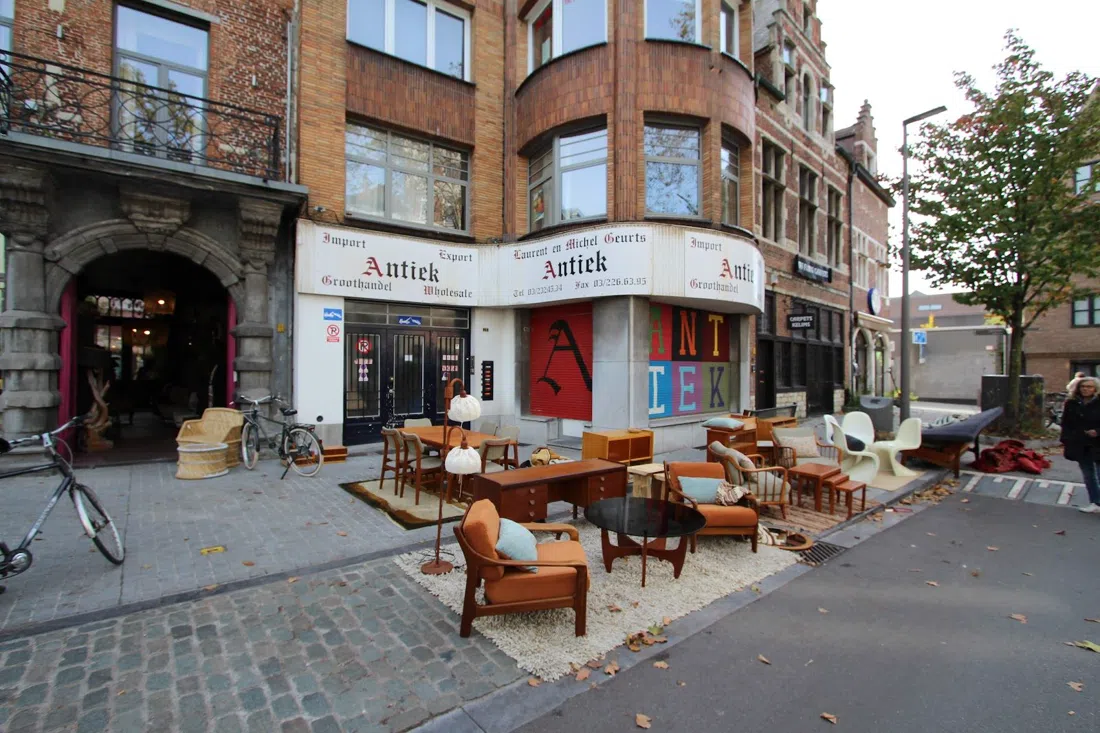 Sint-Jansvliet Antiques Market, Antwerp