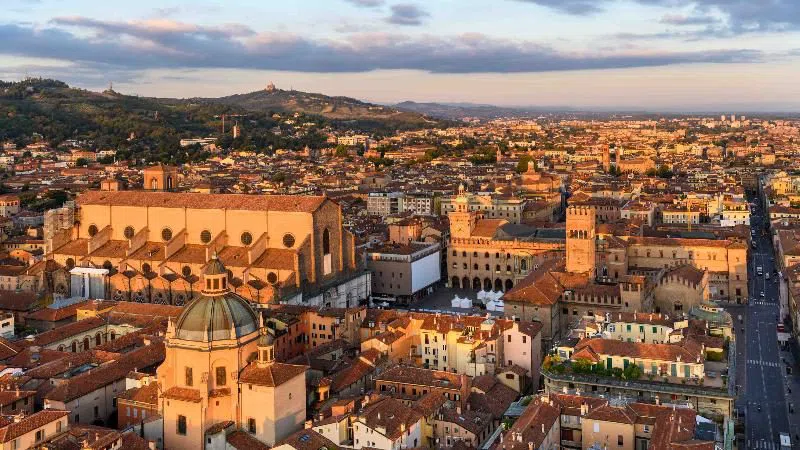 Bologna — Quadrilatero & the porticoes, Florence