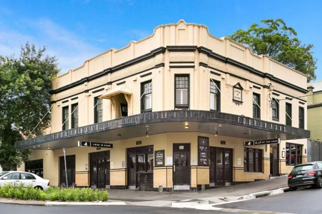 Four in Hand Hotel