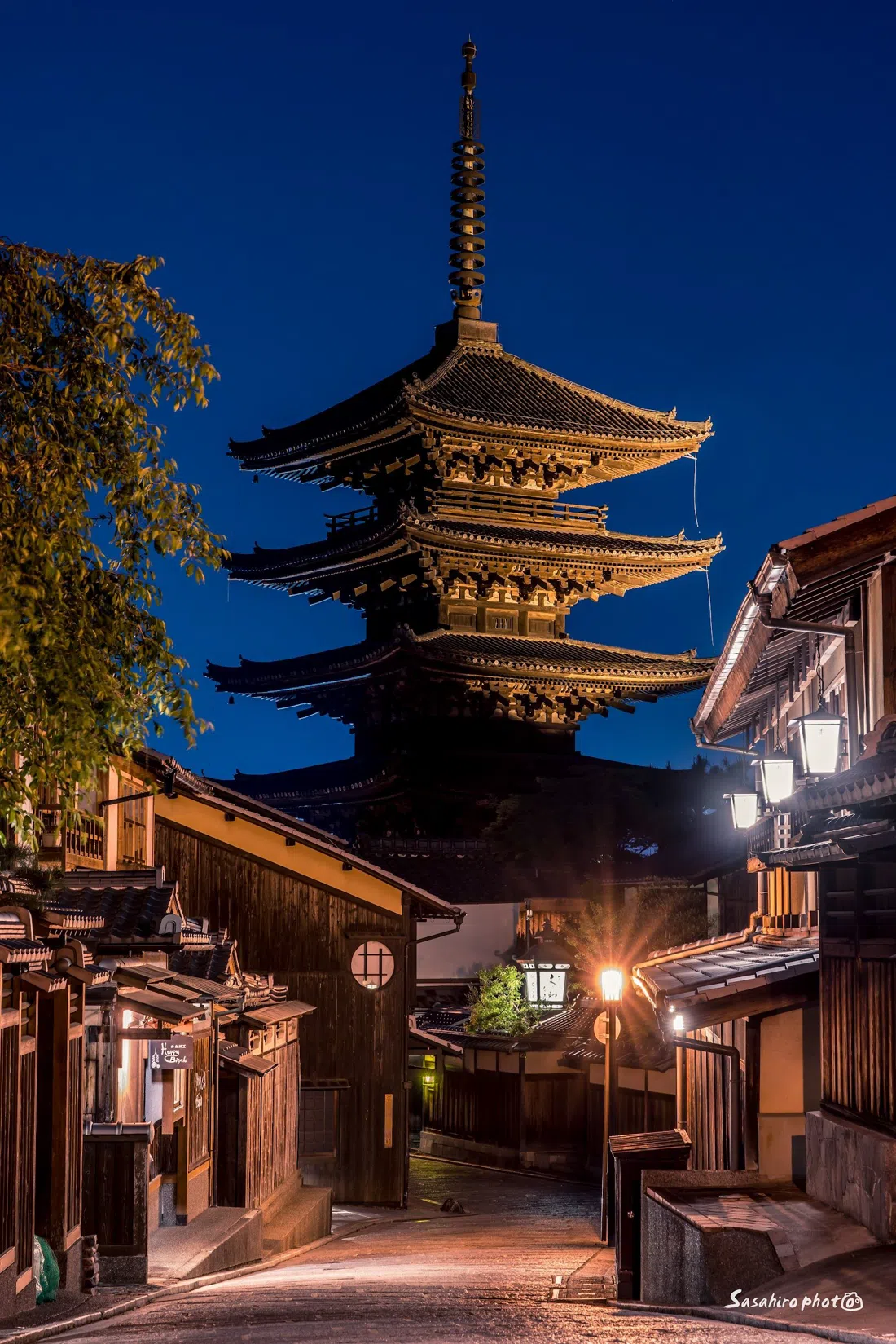 Hokan-ji (Yasaka Pagoda) and Yasaka-dori, Kyoto