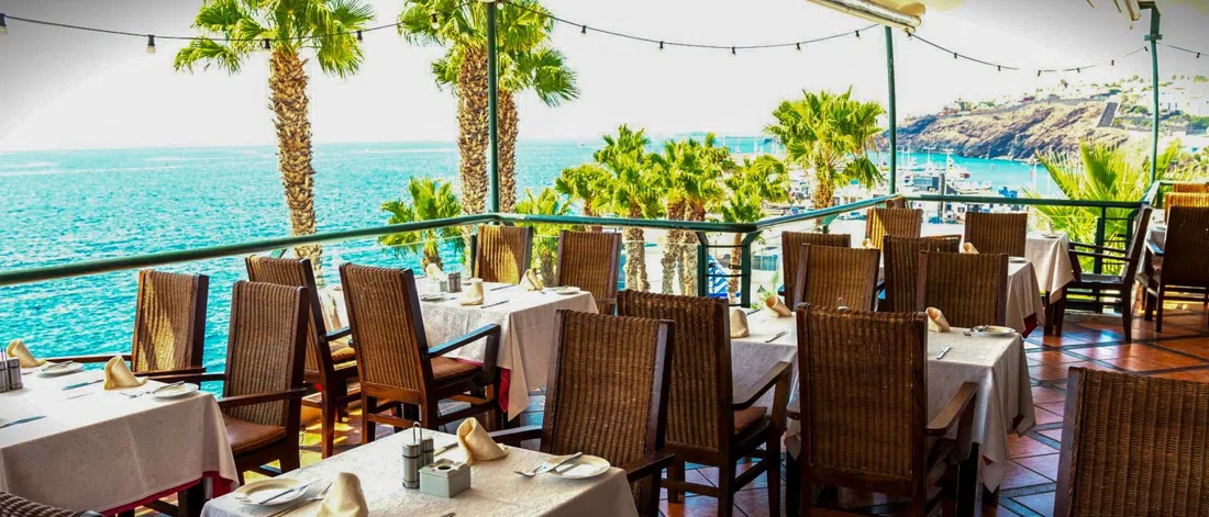 the waterside terrace of El Cangrejo Rojo at the old fishing harbour in Puerto del Carmen