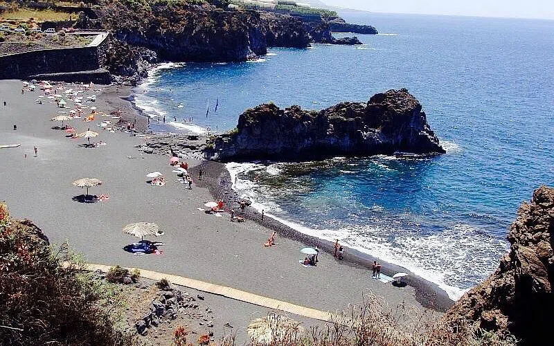 the volcanic-rock lagoon at Charco Verde